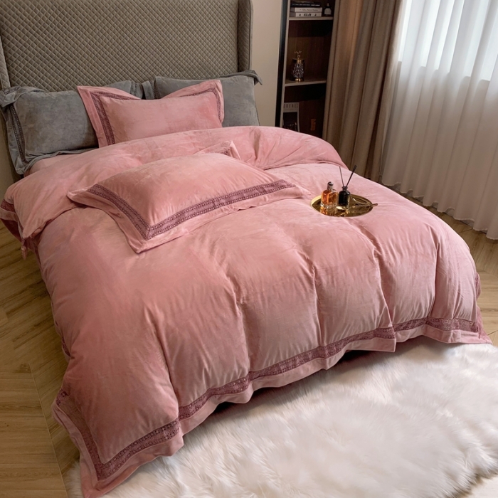 91家纺网 家纺一手货源 找家纺 榻尚 2021新款婴儿绒牛奶绒纯色镂空高端绒四件套 暖冬粉