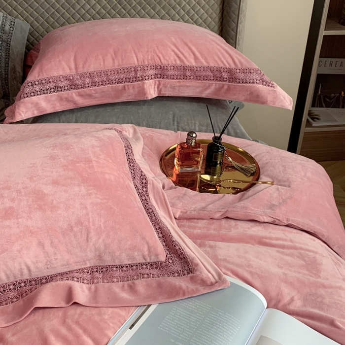 91家纺网 家纺一手货源 找家纺 榻尚 2021新款婴儿绒牛奶绒纯色镂空高端绒四件套 暖冬粉