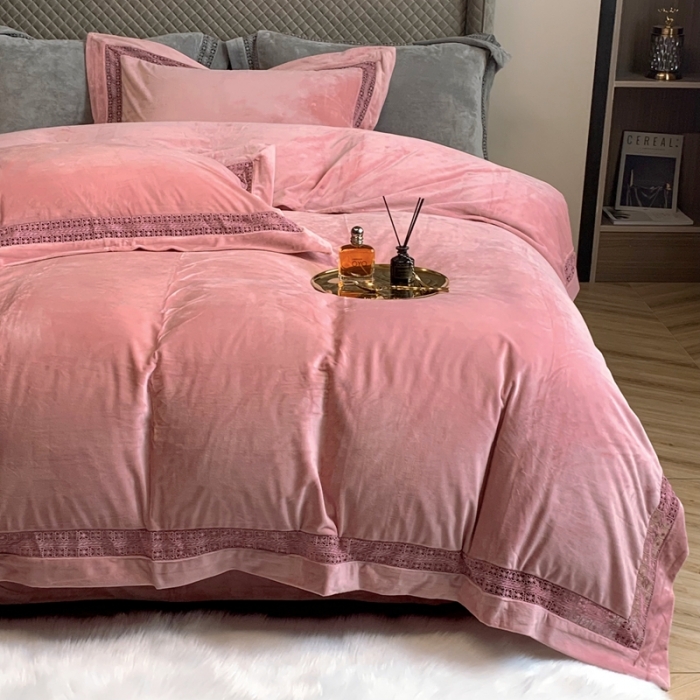 91家纺网 家纺一手货源 找家纺 榻尚 2021新款婴儿绒牛奶绒纯色镂空高端绒四件套 暖冬粉