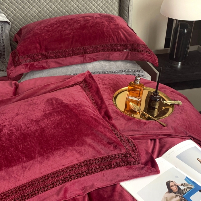 91家纺网 家纺一手货源 找家纺 榻尚 2021新款婴儿绒牛奶绒纯色镂空高端绒四件套 嫣酒红