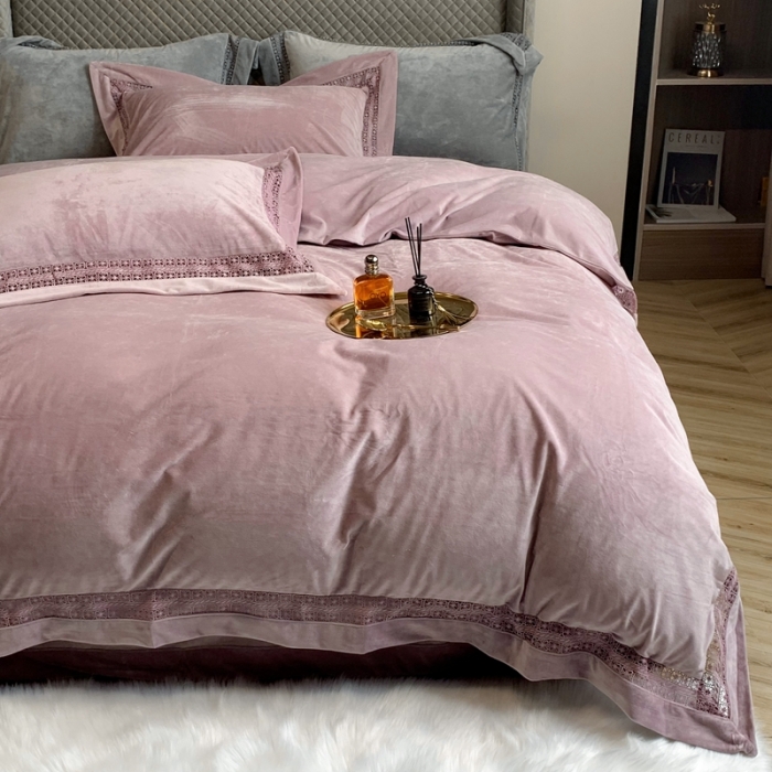 91家纺网 家纺一手货源 找家纺 榻尚 2023新款婴儿绒牛奶绒纯色镂空高端绒四件套 藕荷紫