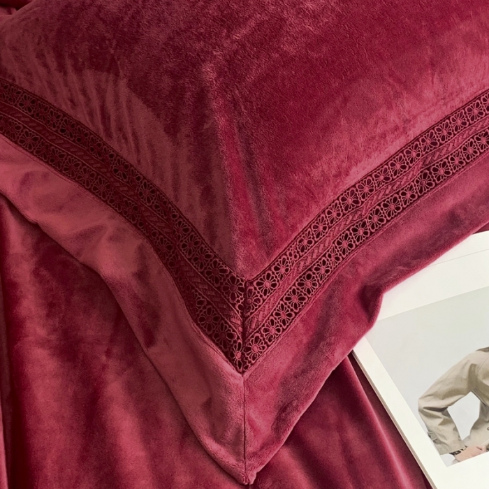 91家纺网 家纺一手货源 找家纺 榻尚 2023新款婴儿绒牛奶绒纯色镂空高端绒四件套 嫣酒红