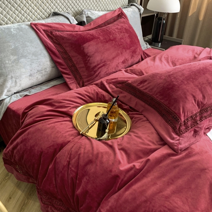 91家纺网 家纺一手货源 找家纺 榻尚 2023新款婴儿绒牛奶绒纯色镂空高端绒四件套 嫣酒红