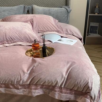 91家纺网 家纺一手货源 找家纺 榻尚 2023新款婴儿绒牛奶绒纯色镂空高端绒四件套 藕荷紫