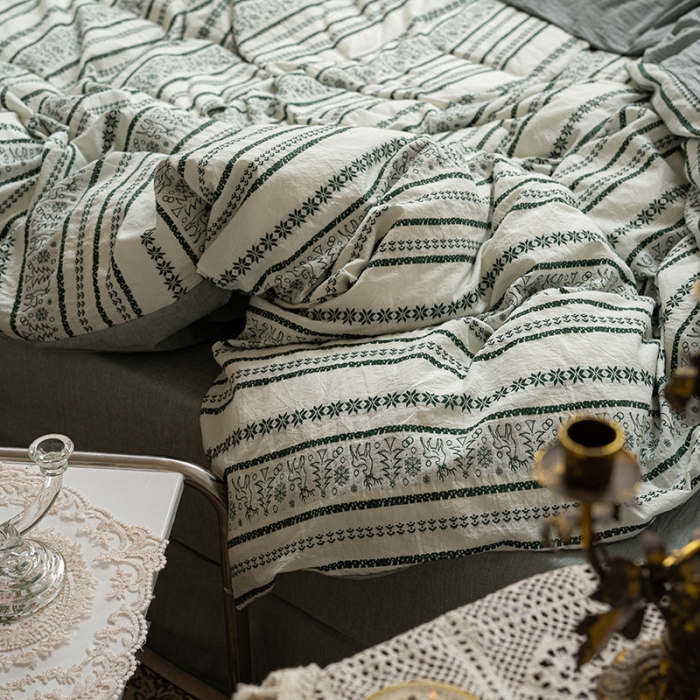 91家纺网 家纺一手货源 找家纺 恋恋三季色织提花工艺款林深时见鹿系列四件套棚拍图墨绿