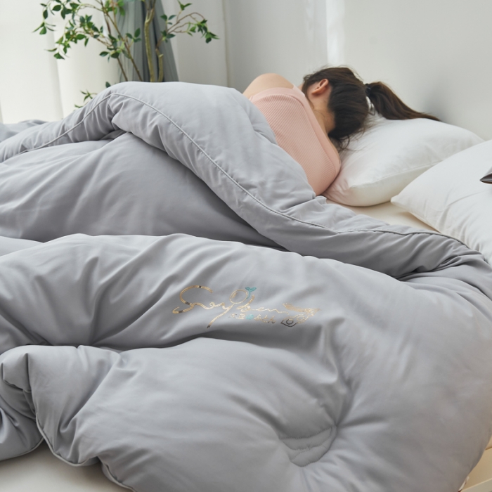 91家纺网 家纺一手货源 找家纺 慕尚 2022新款磨毛镶钻大豆冬被冷色调 大豆灰