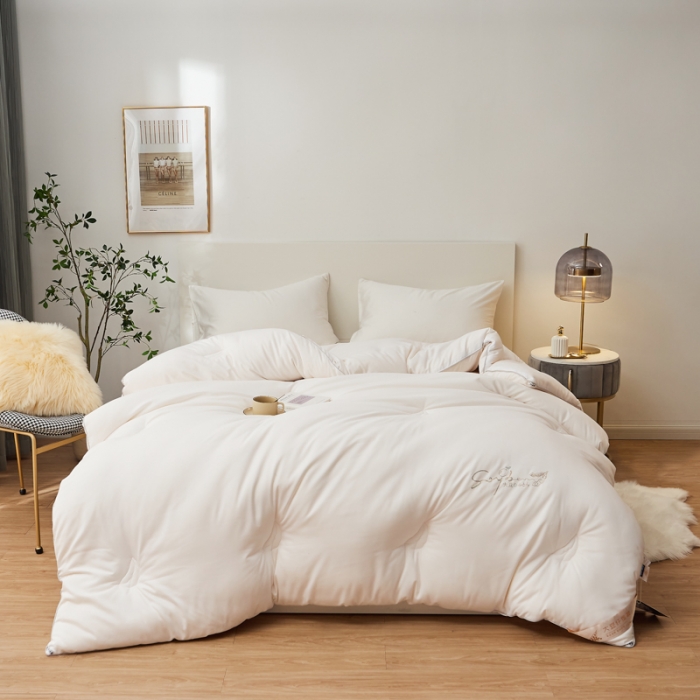 91家纺网 家纺一手货源 找家纺 （总）慕尚 2022新款磨毛镶钻大豆冬被暖色调