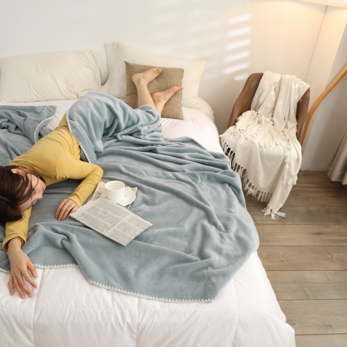 91家纺网 家纺一手货源 找家纺 羋多家纺 2023新款双层牛奶绒华夫格复合毯莫兰迪灰