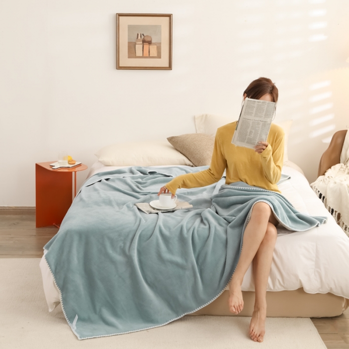 91家纺网 家纺一手货源 找家纺 羋多家纺 2023新款双层牛奶绒华夫格复合毯莫兰迪灰