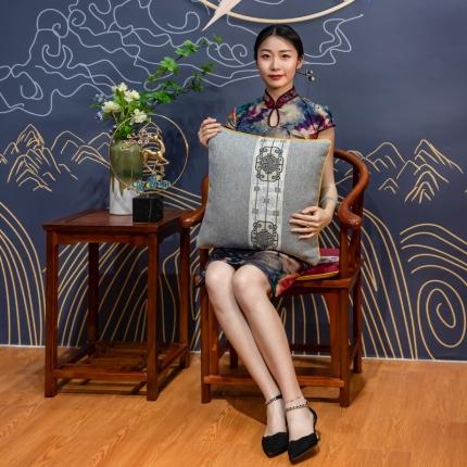 91家纺网 家纺一手货源 找家纺 北辰 2021新款鸿运棉麻织带新中式抱枕 鸿运织带-灰
