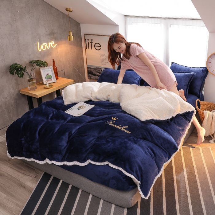 91家纺网 家纺一手货源 找家纺 简爱家纺 2025新款法莱绒羊羔绒四件套 回忆-藏青