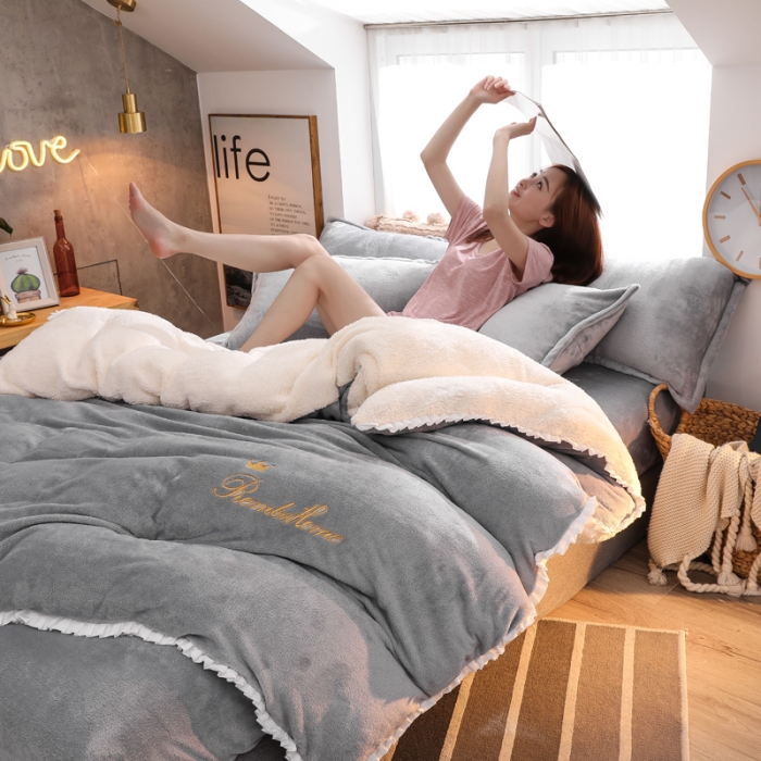 91家纺网 家纺一手货源 找家纺 简爱家纺 2025新款法莱绒羊羔绒四件套 回忆-银灰