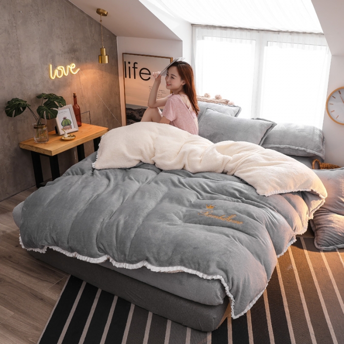 91家纺网 家纺一手货源 找家纺 简爱家纺 2025新款法莱绒羊羔绒四件套 回忆-银灰