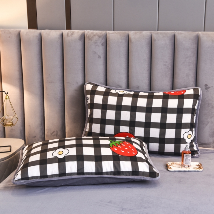 91家纺网 家纺一手货源 找家纺 琪琪阁 2021新款全棉+牛奶绒四件套温馨草莓