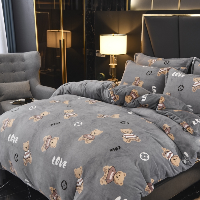 91家纺网 家纺一手货源 找家纺 锦罗绣 2021新款牛奶绒印花四件套 灰底小熊