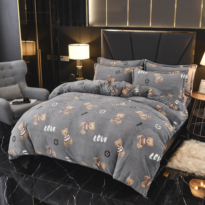 91家纺网 家纺一手货源 找家纺 锦罗绣 2021新款牛奶绒印花四件套 灰底小熊