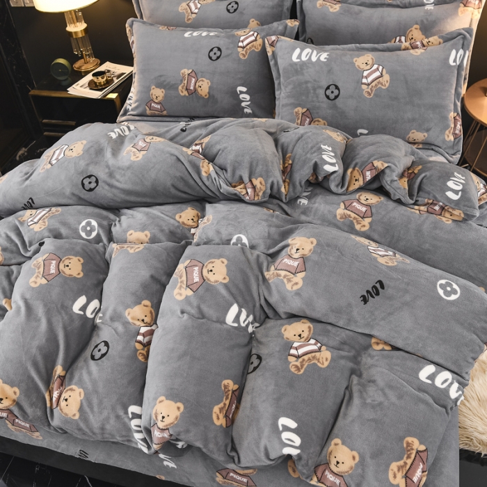 91家纺网 家纺一手货源 找家纺 锦罗绣 2021新款牛奶绒印花四件套 灰底小熊