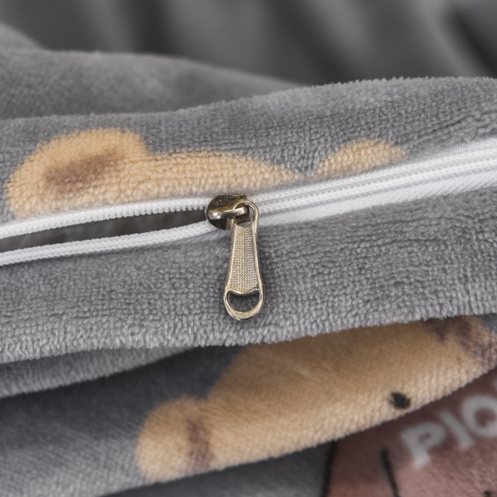 91家纺网 家纺一手货源 找家纺 锦罗绣 2021新款牛奶绒印花四件套 灰底小熊