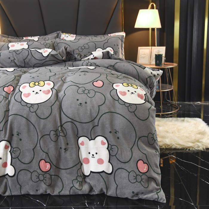 91家纺网 家纺一手货源 找家纺 锦罗绣 2021新款牛奶绒印花四件套 趴趴熊