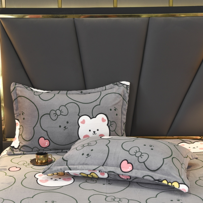 91家纺网 家纺一手货源 找家纺 锦罗绣 2021新款牛奶绒印花四件套 趴趴熊