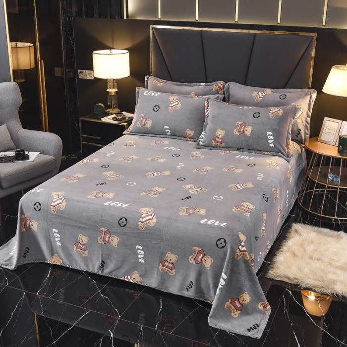 91家纺网 家纺一手货源 找家纺 锦罗绣 2021新款牛奶绒印花单品床单 灰底小熊
