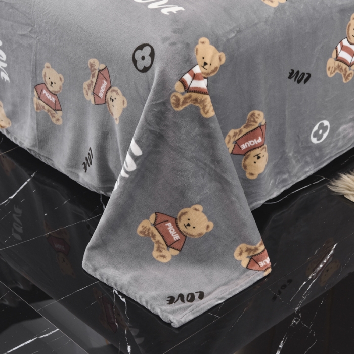 91家纺网 家纺一手货源 找家纺 锦罗绣 2021新款牛奶绒印花单品床单 灰底小熊