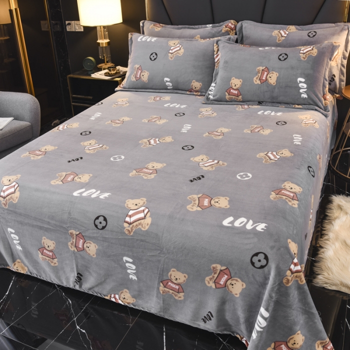 91家纺网 家纺一手货源 找家纺 锦罗绣 2021新款牛奶绒印花单品床单 灰底小熊