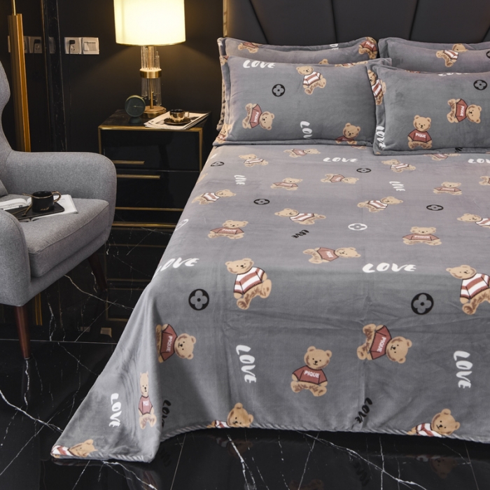 91家纺网 家纺一手货源 找家纺 锦罗绣 2021新款牛奶绒印花单品床单 灰底小熊