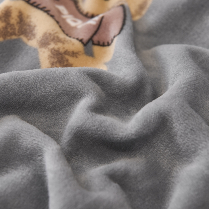 91家纺网 家纺一手货源 找家纺 锦罗绣 2021新款牛奶绒印花单品床单 灰底小熊