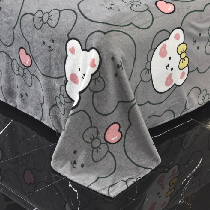 91家纺网 家纺一手货源 找家纺 锦罗绣 2021新款牛奶绒印花单品床单 趴趴熊