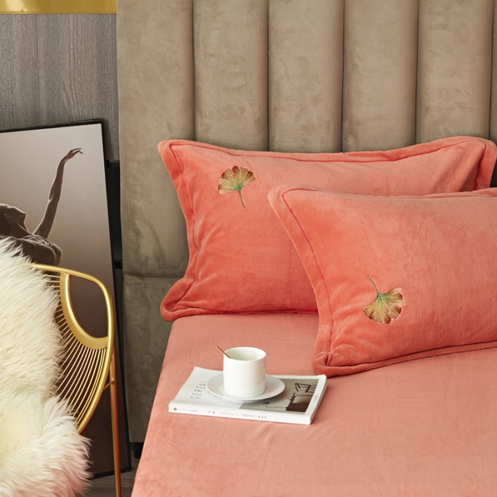 91家纺网 家纺一手货源 找家纺 锦罗绣 2021新款牛奶绒绣花四件套 枫叶红