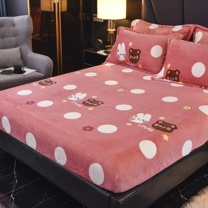 91家纺网 家纺一手货源 找家纺 锦罗绣 2021新款牛奶绒印花单品床笠粉底小兔