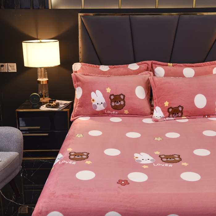 91家纺网 家纺一手货源 找家纺 锦罗绣 2021新款牛奶绒印花单品床笠粉底小兔