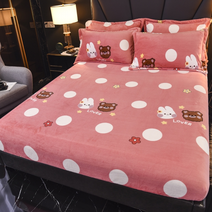 91家纺网 家纺一手货源 找家纺 锦罗绣 2021新款牛奶绒印花单品床笠粉底小兔