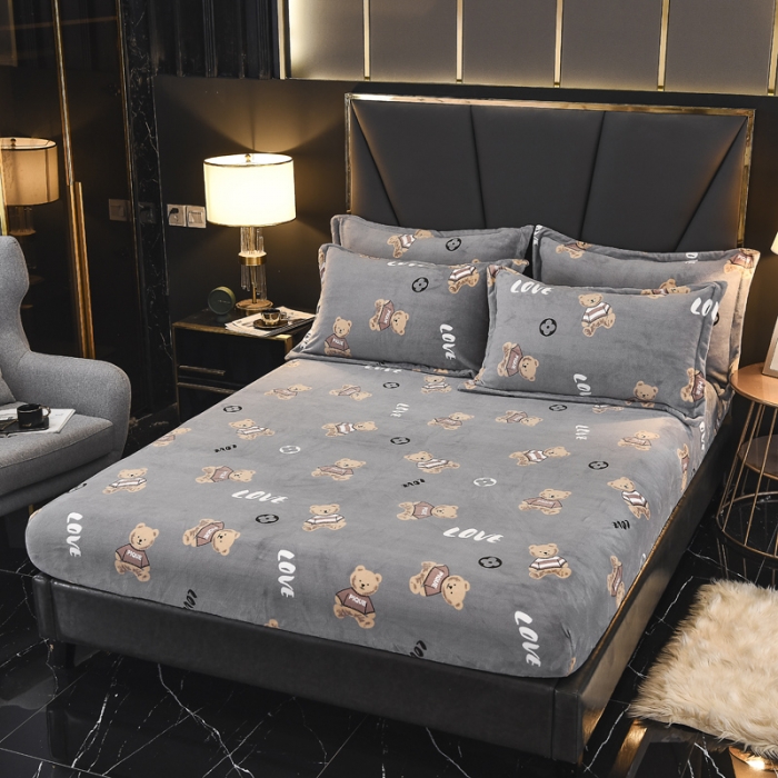 91家纺网 家纺一手货源 找家纺 锦罗绣 2021新款牛奶绒印花单品床笠灰底小熊