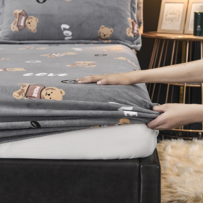 91家纺网 家纺一手货源 找家纺 锦罗绣 2021新款牛奶绒印花单品床笠灰底小熊