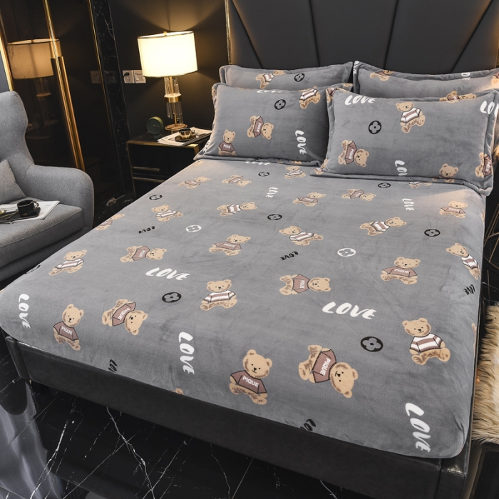 91家纺网 家纺一手货源 找家纺 锦罗绣 2021新款牛奶绒印花单品床笠灰底小熊
