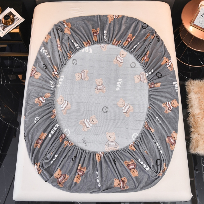 91家纺网 家纺一手货源 找家纺 锦罗绣 2021新款牛奶绒印花单品床笠灰底小熊