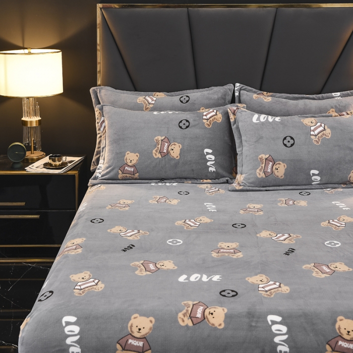 91家纺网 家纺一手货源 找家纺 锦罗绣 2021新款牛奶绒印花单品床笠灰底小熊
