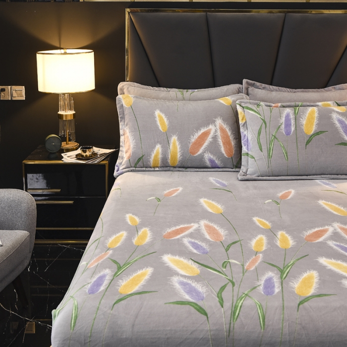 91家纺网 家纺一手货源 找家纺 锦罗绣 2021新款牛奶绒印花单品床笠狼尾草