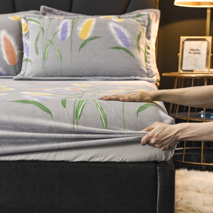 91家纺网 家纺一手货源 找家纺 锦罗绣 2021新款牛奶绒印花单品床笠狼尾草