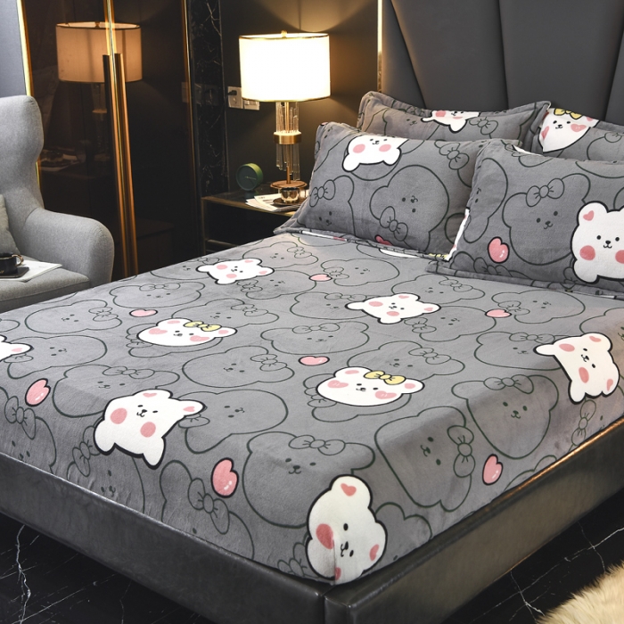 91家纺网 家纺一手货源 找家纺 锦罗绣 2021新款牛奶绒印花单品床笠趴趴熊