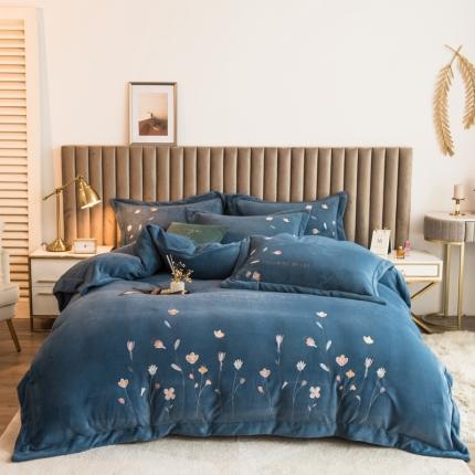 91家纺网 家纺一手货源 找家纺 绒博士240g法莱牛奶水晶宝宝贝贝魔法四件套-浪漫花丛 幽蓝