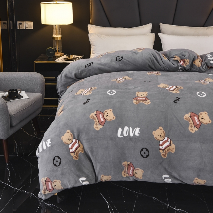 91家纺网 家纺一手货源 找家纺 锦罗绣 2021新款牛奶绒印花单品被套灰底小熊