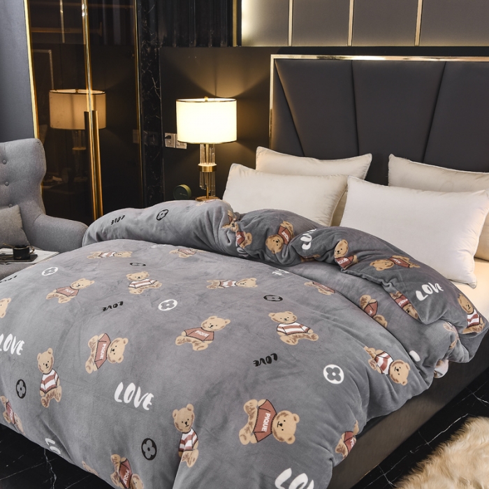 91家纺网 家纺一手货源 找家纺 锦罗绣 2021新款牛奶绒印花单品被套灰底小熊