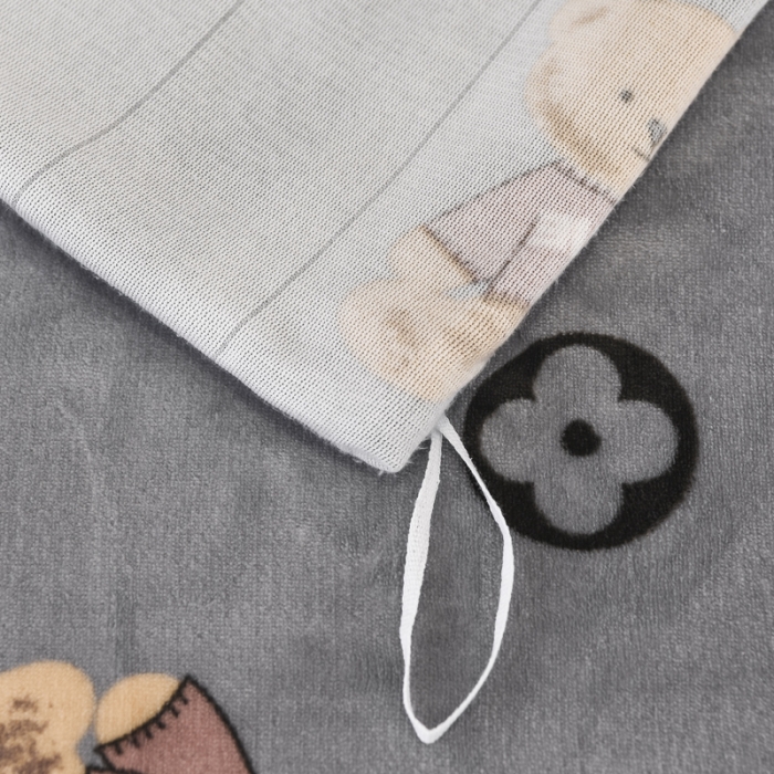 91家纺网 家纺一手货源 找家纺 锦罗绣 2021新款牛奶绒印花单品被套灰底小熊