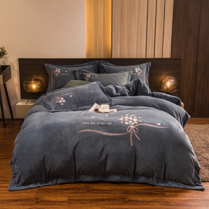 91家纺网 家纺一手货源 找家纺 绒博士 220g法莱牛奶水晶金貂魔法四件套-倾城之恋 幽蓝