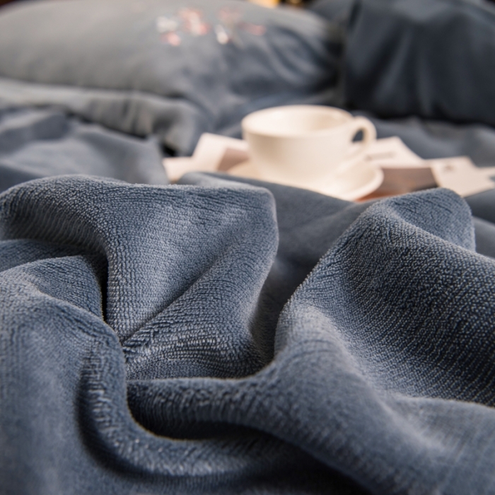 91家纺网 家纺一手货源 找家纺 绒博士 220g法莱牛奶水晶金貂魔法四件套-倾城之恋 幽蓝