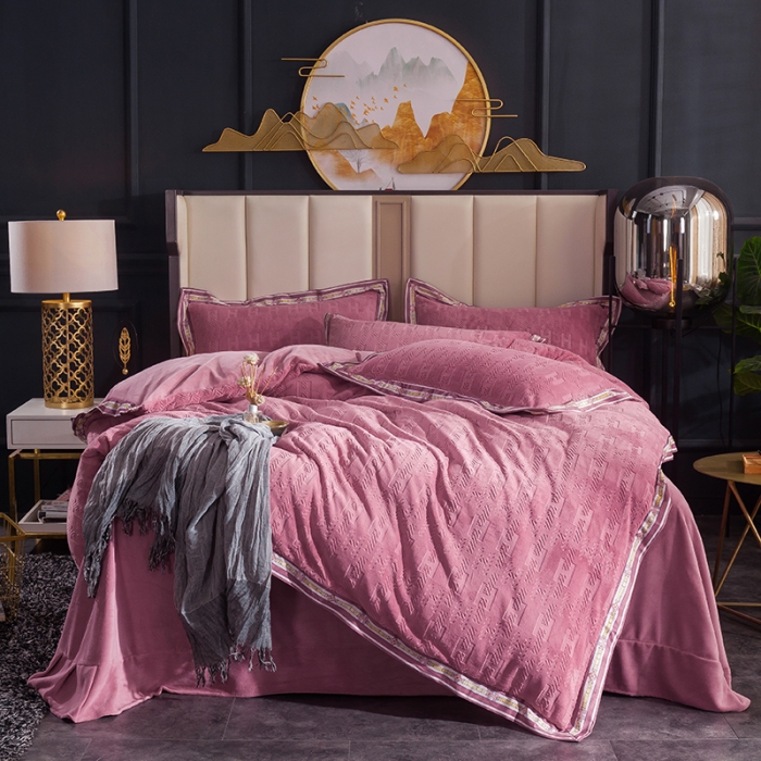 91家纺网 家纺一手货源 找家纺 佳梦家纺轻奢提花绒四件套牛奶绒纯色消光压花宝宝绒被套 豆沙粉