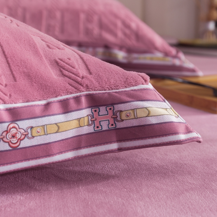 91家纺网 家纺一手货源 找家纺 佳梦家纺轻奢提花绒四件套牛奶绒纯色消光压花宝宝绒被套 豆沙粉